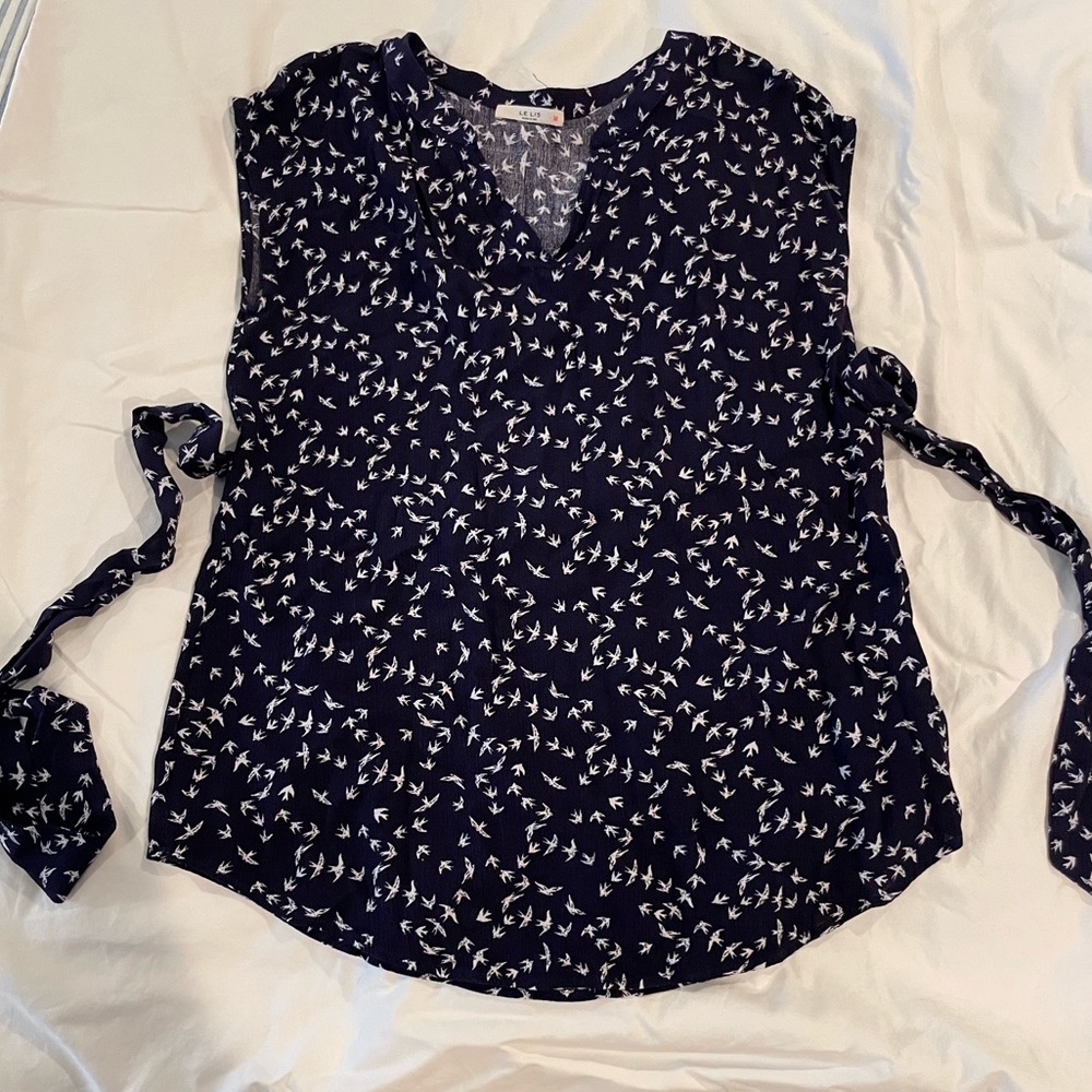 Le Les maternity shirt, from Stitch Fix. Size XS.
